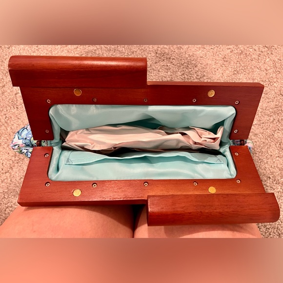 New Lilly Pulitzer Exclusive 65th Anniversary House Print Bermuda Clutch Purse. - Picture 3 of 3